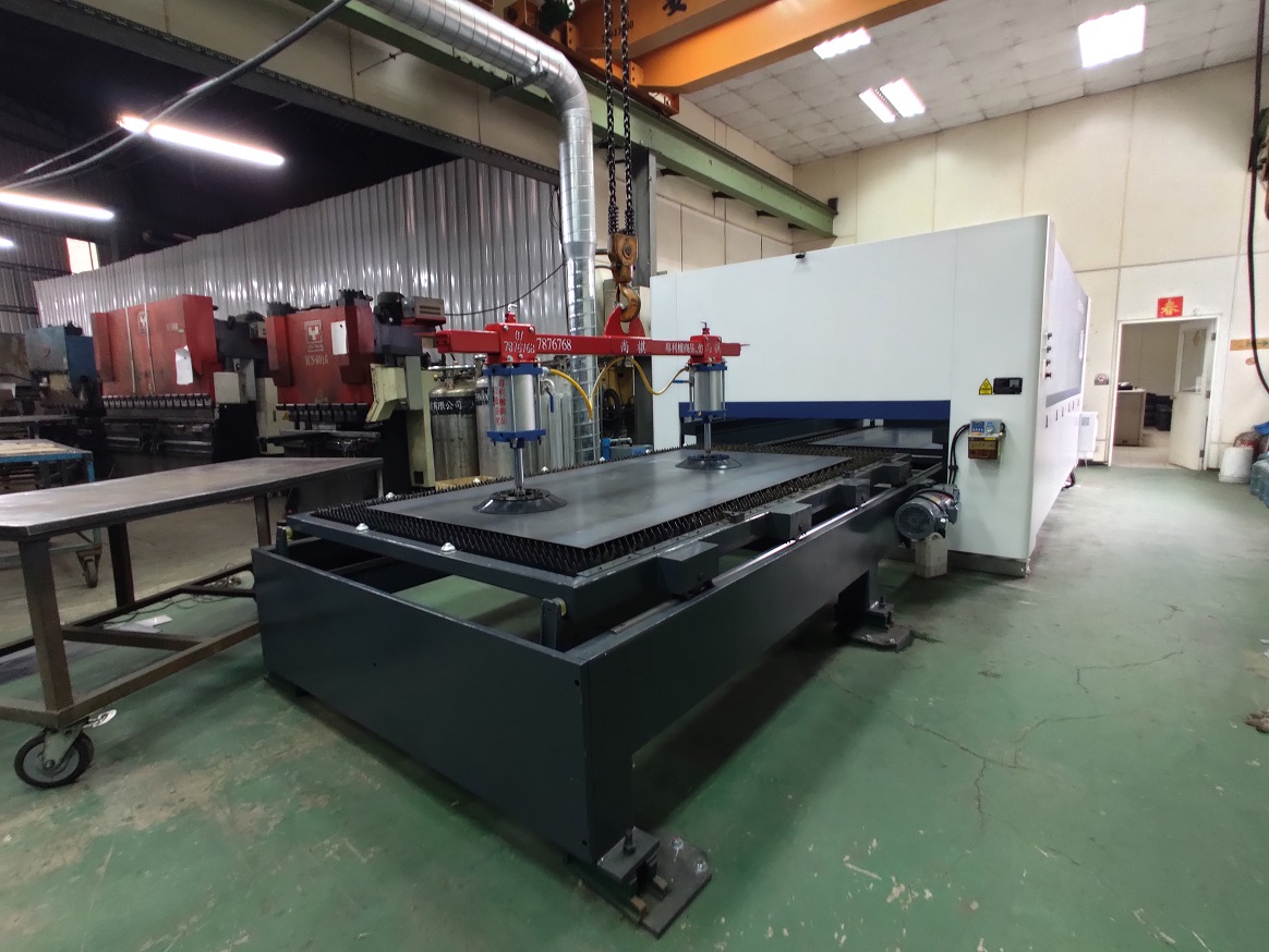 雷射切割機後視